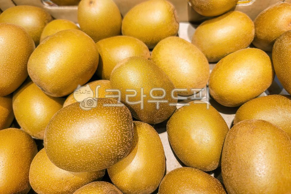 Kiwi,fruit,gold kiwi,fresh fruit,tropical fruit,fruit basket,kiwi close-up,vitamin c,fruit detail,healthy food,natural food,sweet fruit,kiwi,fruits,gold kiwi