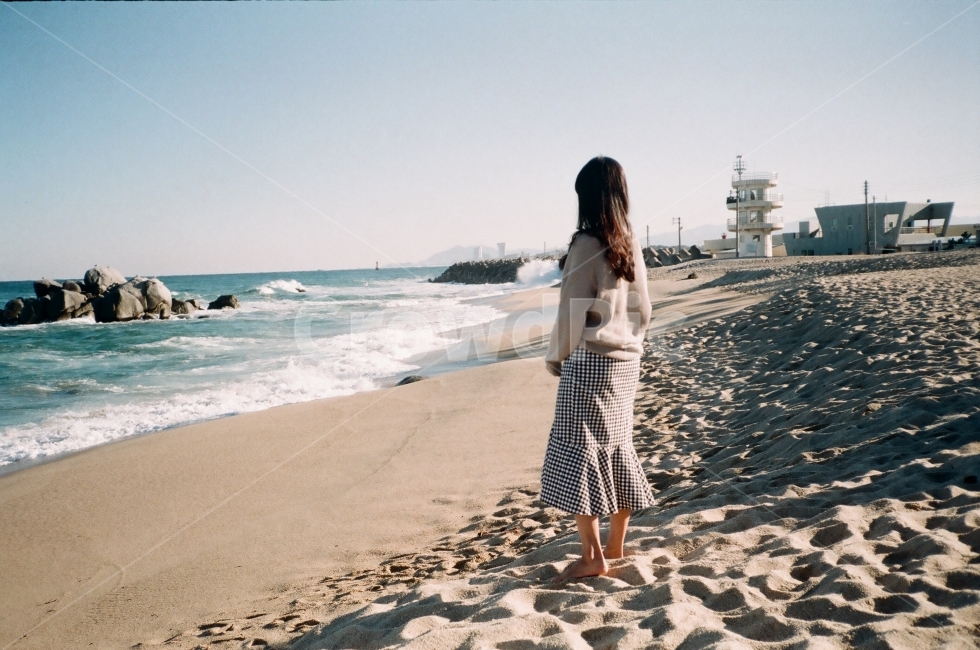 겨울바다,바다,해수욕장,파도,모래사장,겨울풍경,겨울여행,겨울,계절,winter,season,해변,바다,beach,sea,사람,인물,인간,human,person,여성,여자,woman,female,lady,감성,sensible,feeling,고독함,외로움,쓸쓸함,우울함,슬픔,lonely,solitary