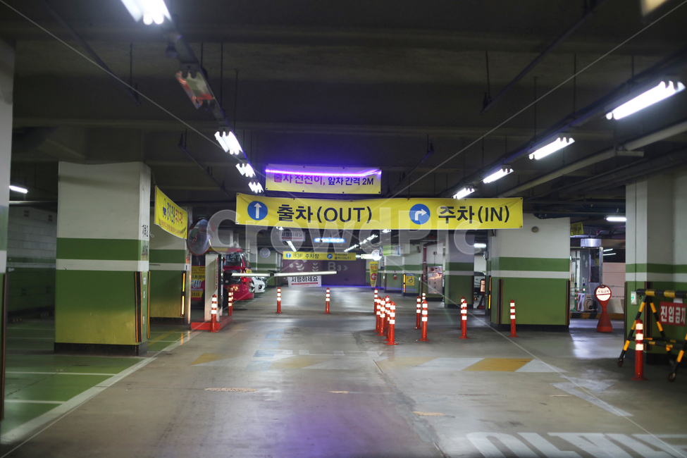 출차,주차장,지하,차단기,주차,교통,교통수단,traffic,transportation