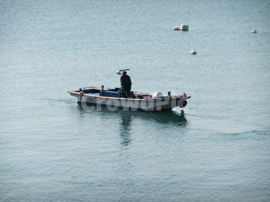 water,물,outdoors,옥외,transportation,교통,vehicle,차량,boat,보트,watercraft,선박,vessel,용기,human,인간,person,사람,어선,어부,그물,물고기,바다,섬,부표,산업,industry,industrial,어업,fishery,fishing industry