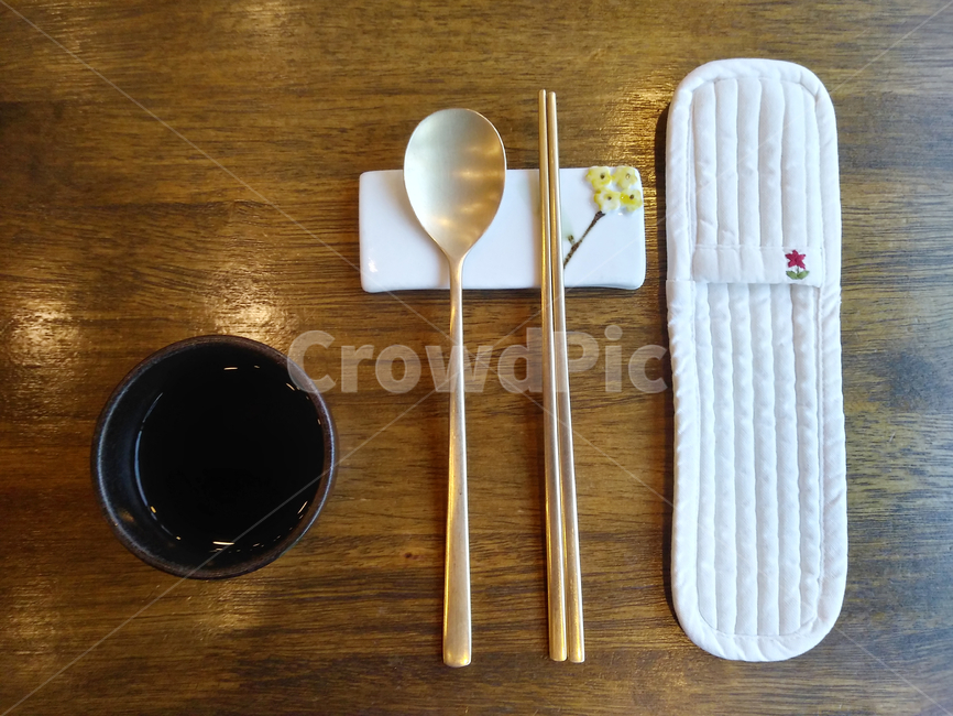 숟가락,젓가락,식사준비,테이블,lunch,meal,dinner,korea,한식,한국음식,table,spoon,chopsticks,만찬준비,한국문화,식사,백색,흰색,금속,그릇