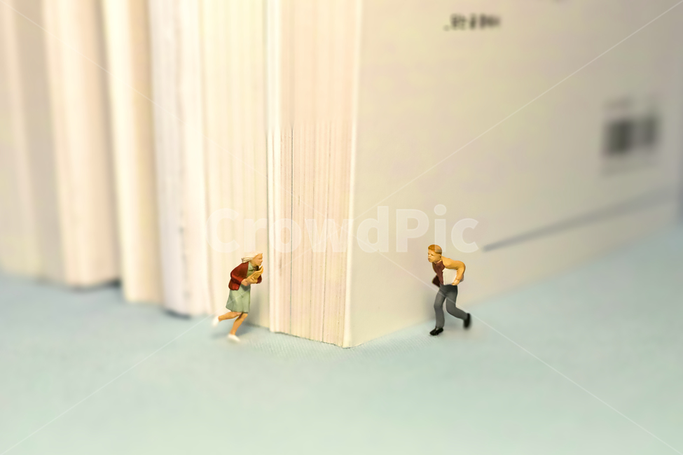 우연,만남,연결,일상,두사람,첫만남,미니어처,책,도서관,학교,지각,기회,찬스,chance,run,meet,happen,suddenly,순간,찰나,충돌,연출,컨셉,콘셉,direction,concept