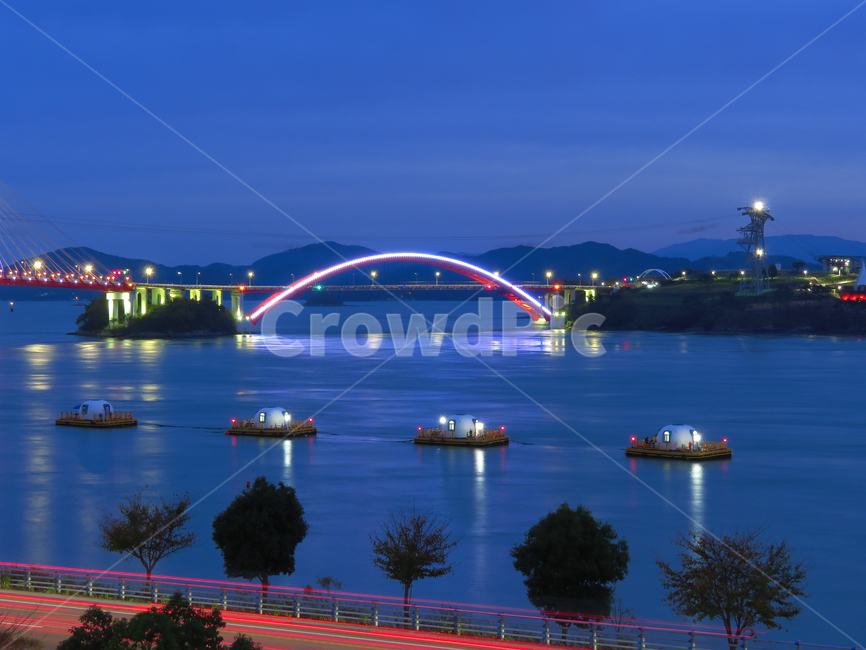 레저활동,leisureactivities,boat,보트,다리,교량,transportation,교통,도로,섬,바다,경상남도,사천,삼천포대교,야경,풍경,night,landscape,랜드마크,남해,건축물,토목건설,아치,해안선,야경,밤,풍경,nightscape,night,landscape