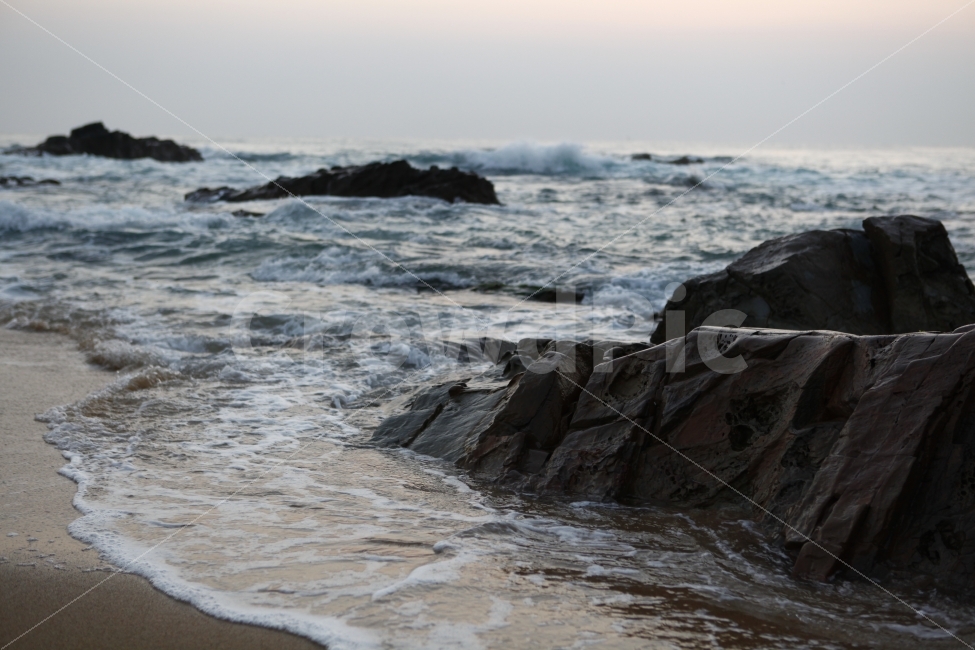 겨울,내일로,속초,일출,바위,안개,자연,풍경,nature,landscape,해변,바다,beach,sea,ocean,대양,outdoors,옥외,water,물,promontory,곶,adventure,모험,leisure activities,레저 활동