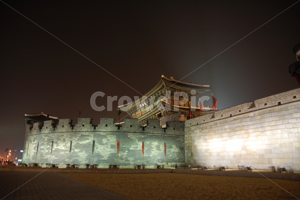 수원화성,수원,유네스코,유네스코문화유산,문화재,전통,한국,코리아,헤리티지,Heritage,성곽,야경,야경,밤,풍경,nightscape,night,landscape,한국전통,한국문화,korean traditional,korean culture,랜드마크,landmark,tourist attraction,한국랜드마크,한국관광지,한국명소,korea landmark,korea tourist attraction,건축물,건물외관,exterior,building,structure,architecture,construction,건물,worship,예배,shrine,신사,pagoda,탑