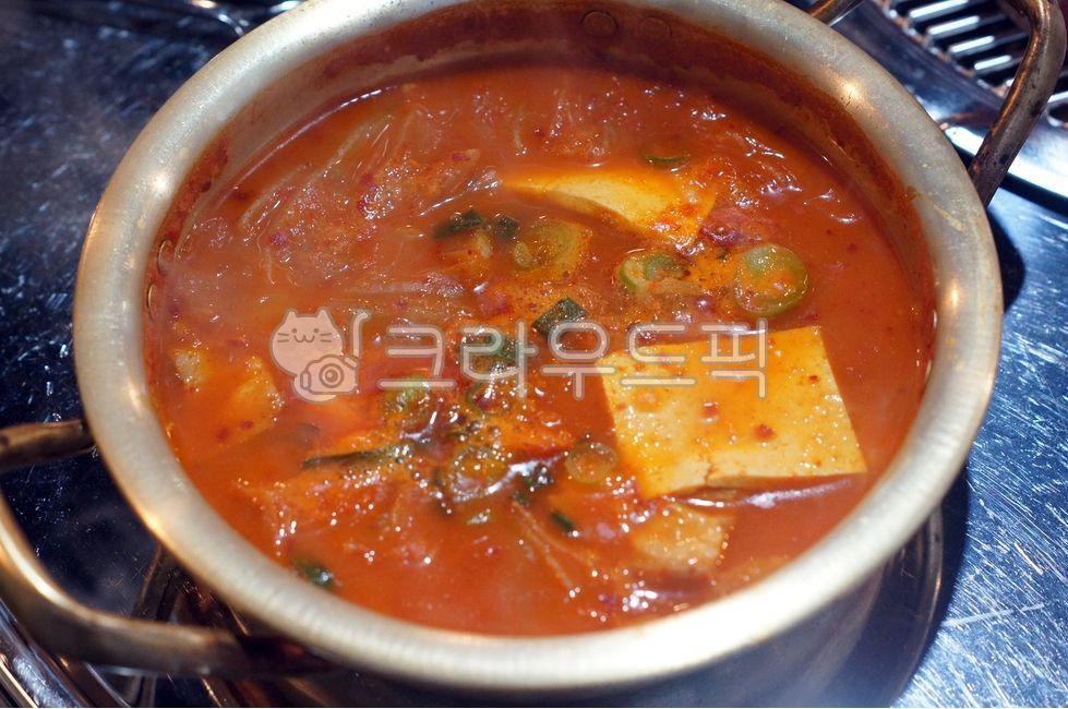 porkstew,two spoon pot,kimchi soup,Kimchi hot pot,kimchistew,meatstew,spicystew,kimchijjigae,Pork Kimchi Stew