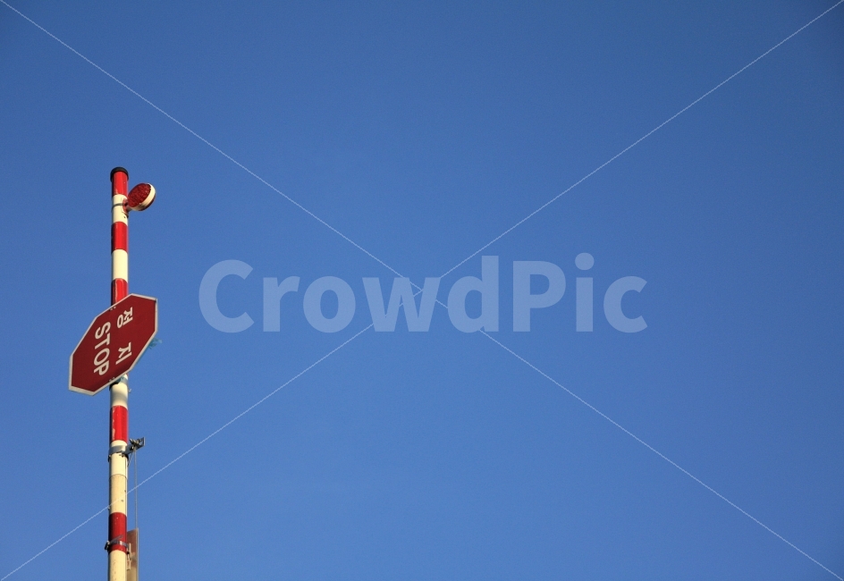 정지,멈춤,기찻길,파란하늘,가을하늘,하늘,교통,주의,표지판,red,blue,white,sky,stop,교통,교통수단,traffic,transportation