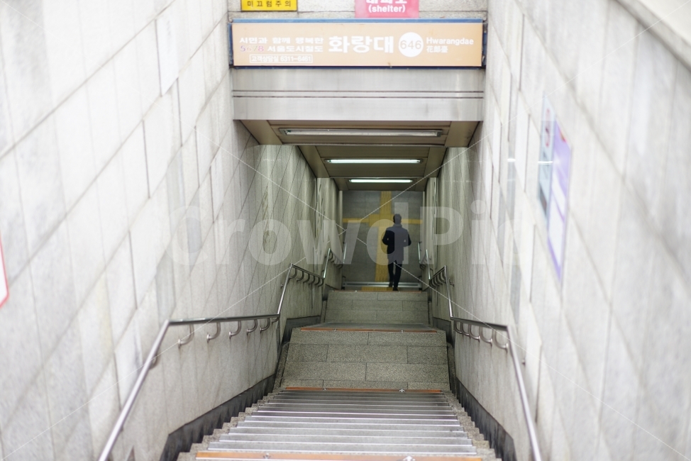 화랑대,일상,전진,당당,걸음,힘차게,화이팅,열정,남자답게,교통,교통수단,traffic,transportation,사람,인물,인간,human,person,handrail,난간,banister
