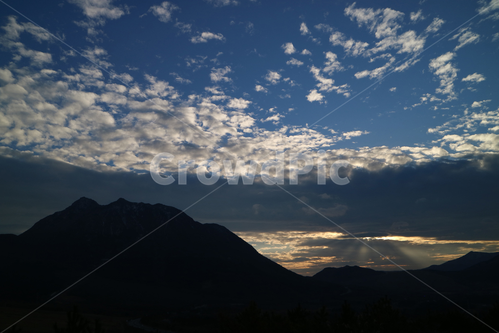 하늘,산,구름,해질녘,햇빛,노을,양떼구름,선샤인,sunshine,cloud,sky,풍경,자연,풍경,nature,landscape,outdoors,옥외,weather,날씨,mountain range,산맥,mountain,cumulus,적운