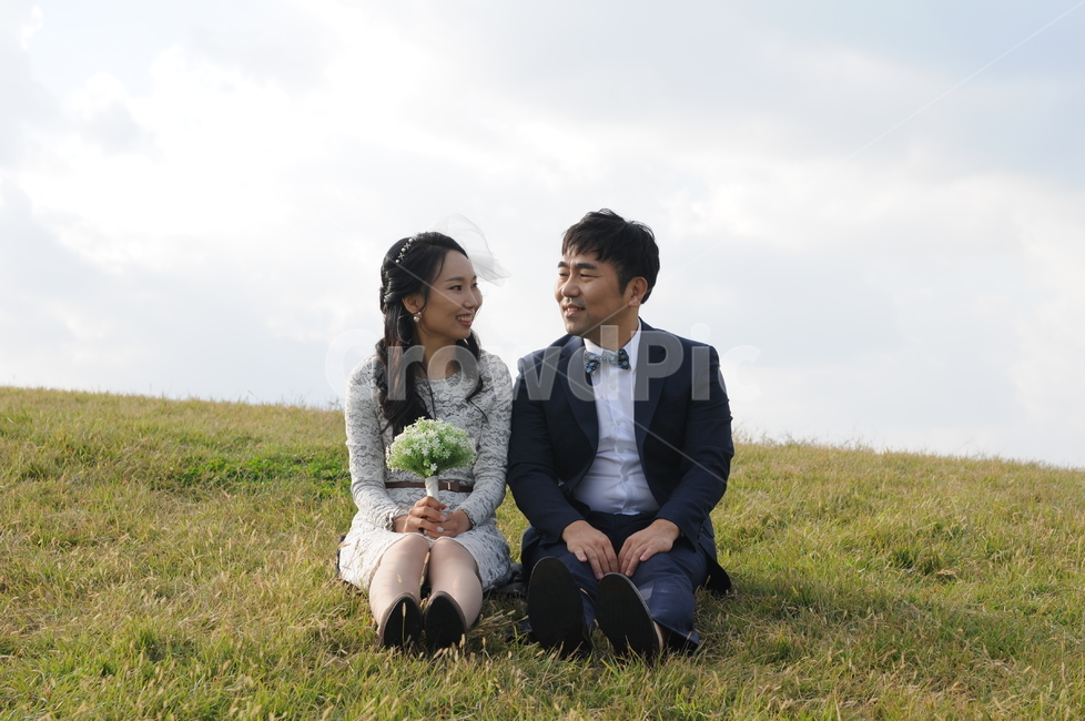 커플,couple,사랑,love,연인,인물,wedding,marriage,bouquet,부케,잔디,grass,sky,하늘,구름,cloud,언덕,hill,함께,공원,park,행복,happiness,혼례,신혼,결혼,여자,남자,sitting,사람,인물,인간,human,person,연인,커플,사랑,lover,couple,결혼,혼례,웨딩,wedding,marriage,marry