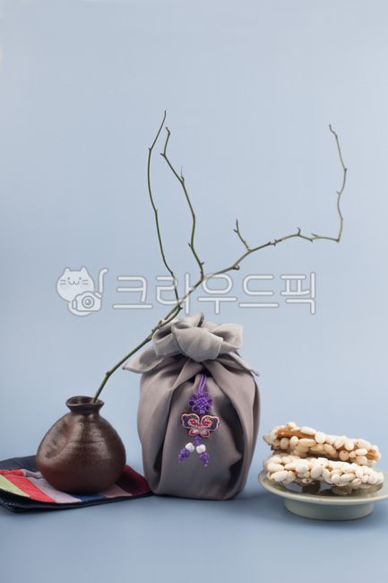 Holidays,Lunar New Year,Lunar New Year,New Year's Day,Chuseok,Hangawi,holiday gifts,traditions,Lunar New Year photo contest,gift wrapping,gifts,vases,Korean sweets,wrapping with bojagi