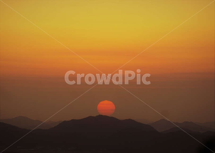 일몰,저녁놀,해질녁,태양,노을,산,sun,하늘,sky,붉은색,노란색,red,yellow,자연,풍경,nature,landscape,outdoors,옥외