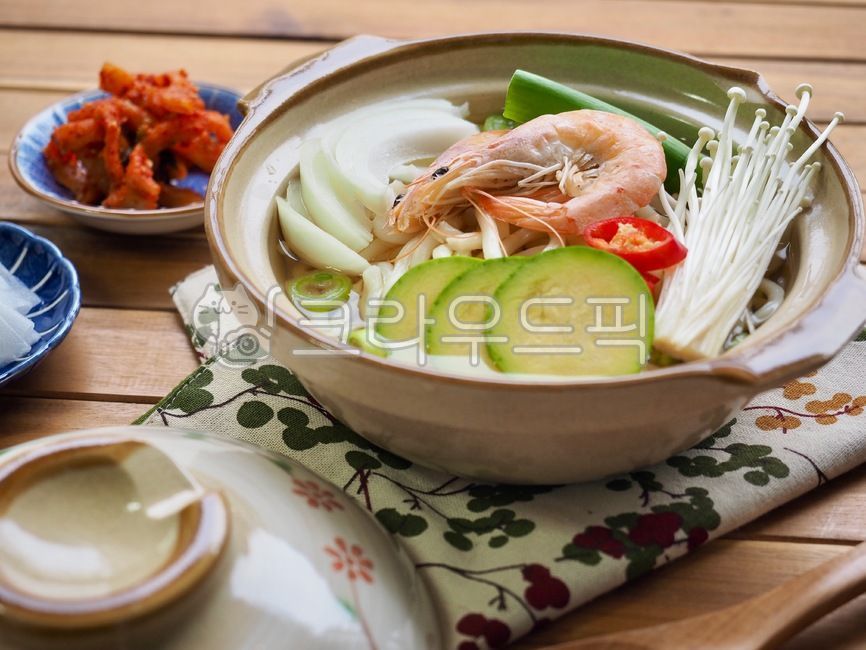 아시아음식,새우냄비우동,채소,반찬,김치,음식,냄비,도자기냄비,새우,해산물,점심,저녁,식사,요리,한국음식,배경,버섯,팽이버섯,애호박,양파,일본음식,냄비우동,야채,웰빙,웰빙음식,asianfood,shrimppotudon,vegetable,sidedish,kimchi,food,pot,potterypot,shrimp,seafood,lunch,dinner,meal,cooking,koreanfood,background,mushroom,enokimushroom,onion,japanesefood,hotpotudon,wellbeing,wellbeingfood