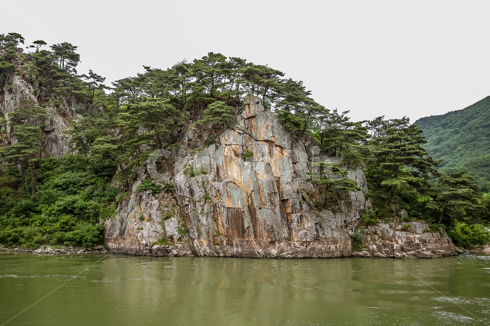 풍경,저수지,절벽,소나무,비경,자연,풍경,nature,landscape,한국자연풍경,한국자연경관,korea nature landscape,water,물,outdoors,옥외,ocean,대양,sea,바다,shoreline,해안선,cliff,낭떠러지,land,땅