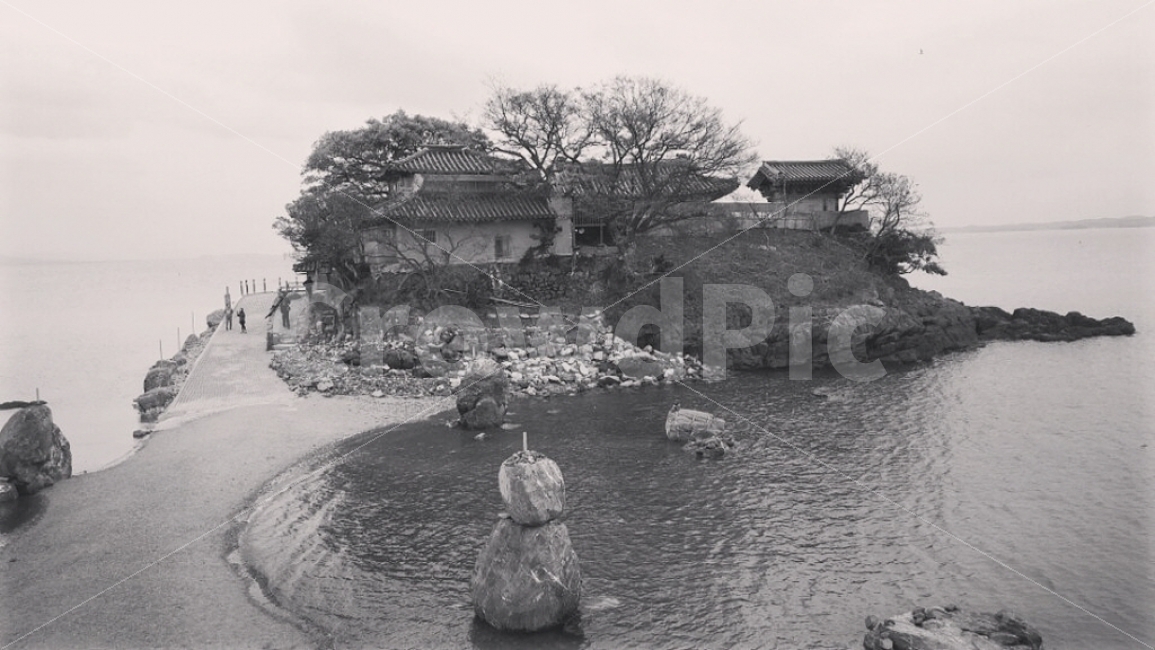 간월암,풍경,흑백,절,고즈넉함,따뜻함,자연,풍경,nature,landscape,한국전통,한국문화,korean traditional,korean culture,흑백,모노톤,monochrome,black and white,outdoors,옥외,water,물