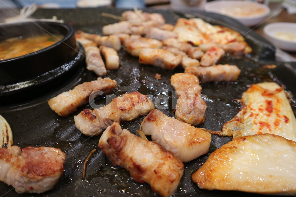 고기,삼겹살,돼지고기,육류,육식,외식,회식,저녁식사,식사,술자리,술안주,먹방,요리,음식,식재료,한식,한국음식,한국요리,meat,pork,diningtogether,eatout,eat,dinner,food,cook,cooking,koreanfood,korean,김치,볶음김치,그릴,그릴판,삼겹,오겹,김치볶음