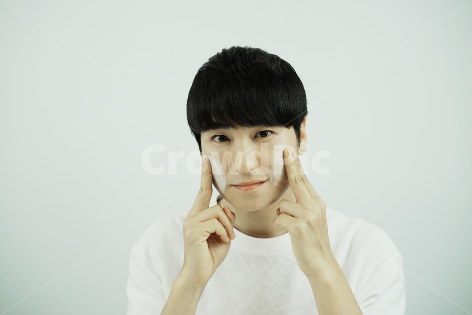 남자,뷰티,스킨케어,피부관리,화장품,로션,beauty,skincare,cosmetic,남성,lotion,그루밍족,사람,인물,인간,human,person,얼굴표정,facial expression,face,남성,남자,man,male,감정표현,기분,feeling,emotion,뷰티,미용,beauty treatment