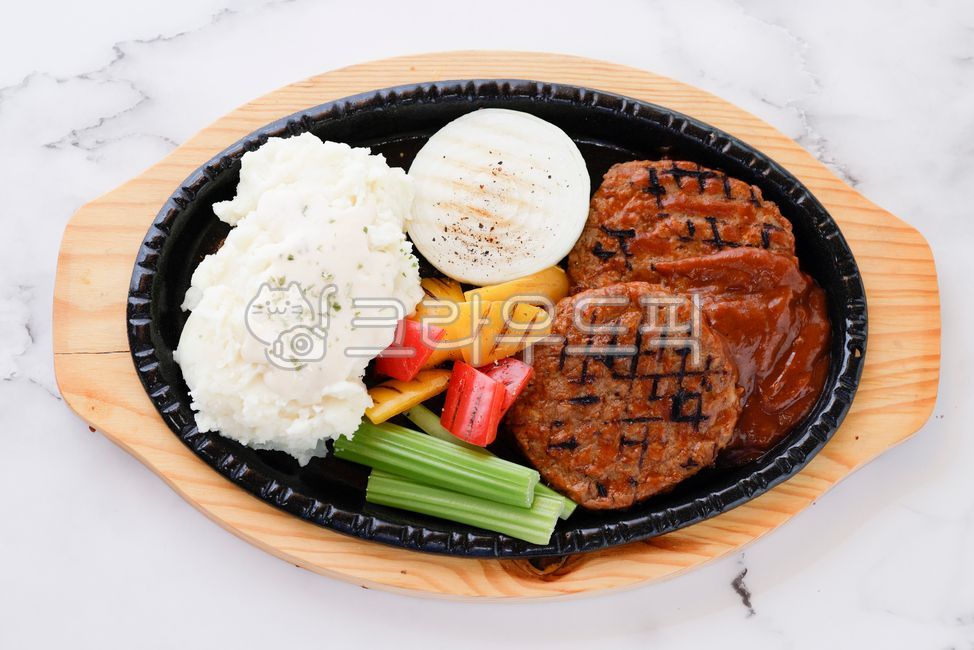 함박스테이크,감자,양파,피망,감자샐러드,스테이크,음식,요리,식재료,맛있는,식사,한국음식,food,cook,meal,delicious,접시,그릇,plate,bowl