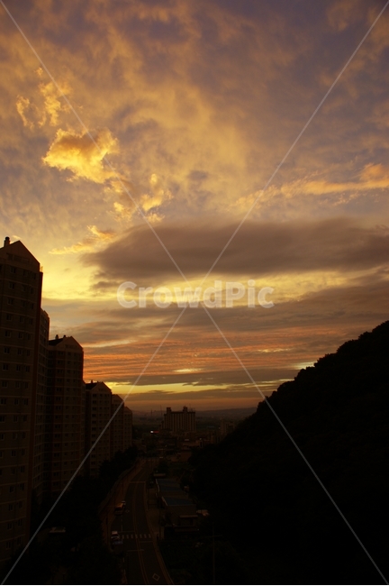구름,하늘,석양,노을,도시,야경,저녁,구름낀,sunset,cloud,붉은,노란,도시,풍경,city,landscape,nature,자연,outdoors,옥외,dusk,황혼,dawn,새벽,red sky,붉은 하늘,sky,일몰