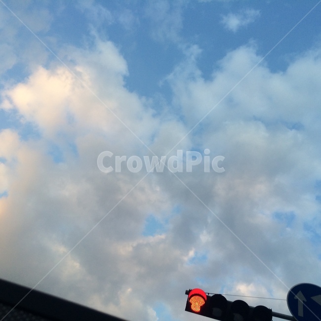 하늘,구름,신호등,파랑,빨간불,교통,교통수단,traffic,transportation