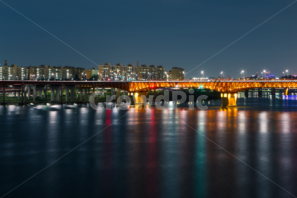 waterfront,워터프론트,water,dock,독,pier,교각,배경,건물,도시,야경,건축,건축물,다리,한강,교량,한강대교,대교,불빛,반영,강,하천,강변,도로,한강다리,강물,콘크리트,교통,통로,연결,빌딩,고층빌딩,아파트,한강공원,어둠,공원,저녁,야간,한강변,한강시민공원,성수대교,올림픽대로,강변로,야경,밤,풍경,nightscape,night,landscape,도시,city,한국도시풍경,한국도시경관,korea cityscape