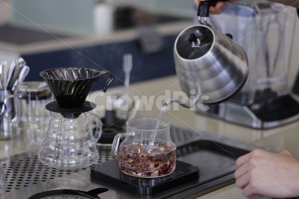 홍차,주전자,카페,디저트,맛집,바리스타,티소믈리에,사람,손,주방,바,커피,카페,coffee,cafe
