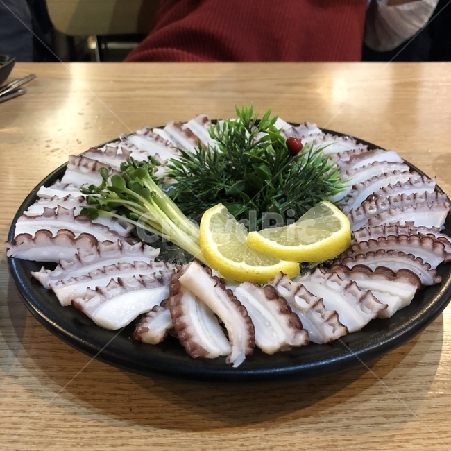 문어,문어숙회,술,문어요리,slicesofrawoctopus,octopus,pulpo,음식,음식,식재료,요리,food,cook,meal,dishes,food reserves,수산물,해산물,fishery products,seafood
