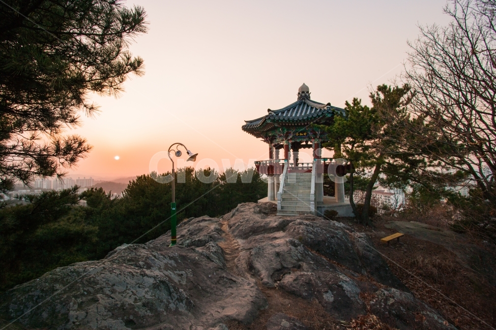정자,건축물,건축,노을,정상,산정상,산,뒷산,쉼터,등산,해질녘,주황,한옥,한국전통,등산로,산악,등반,휴식,경치,풍경,한국,korea,southkorea,오후,자연,풍경,nature,landscape,한국자연풍경,한국자연경관,korea nature landscape,한국전통,한국문화,korean traditional,korean culture