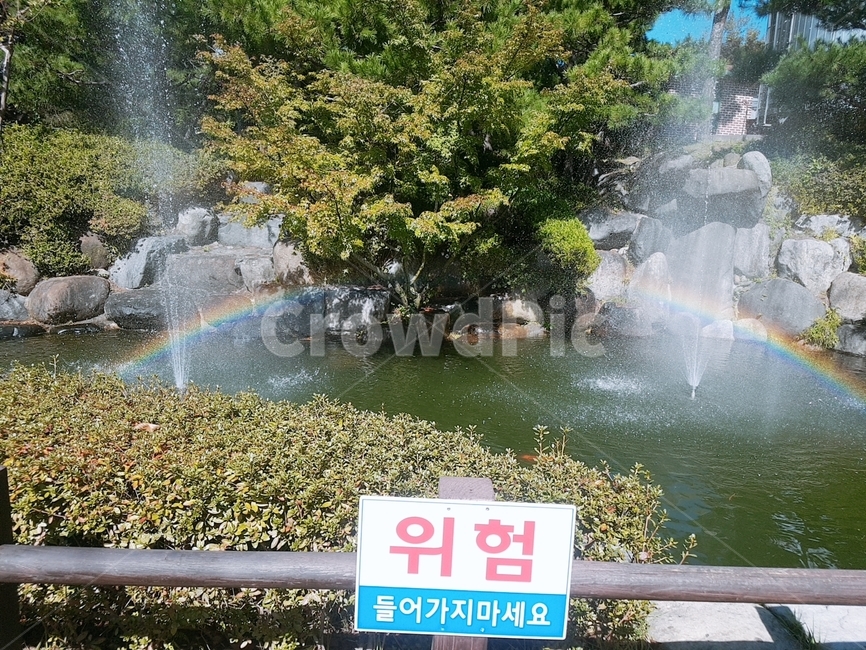 무지개,햇살,햇볕,분수대,분수,water,물,outdoors,옥외,nature,자연