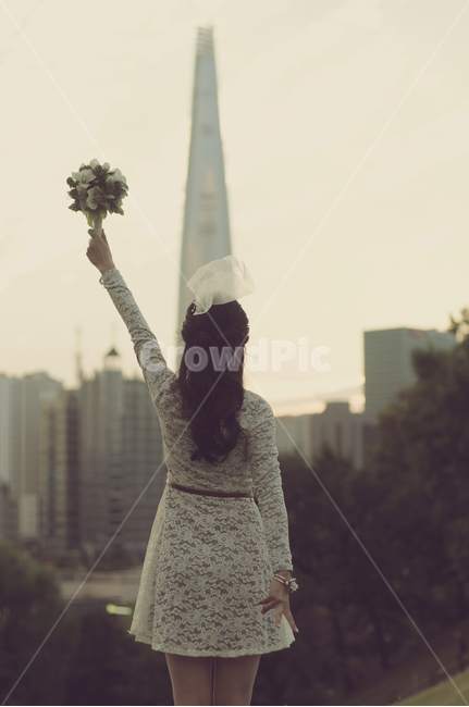 여자,사람,woman,person,부케,apparel,dress,clothing,의복,드레스,뒷모습,결혼,wedding,marriage,outdoors,혼례,가을,베일,bouquet,veil,사람,인물,인간,human,person,여성,여자,woman,female,lady,결혼,혼례,웨딩,wedding,marriage,marry