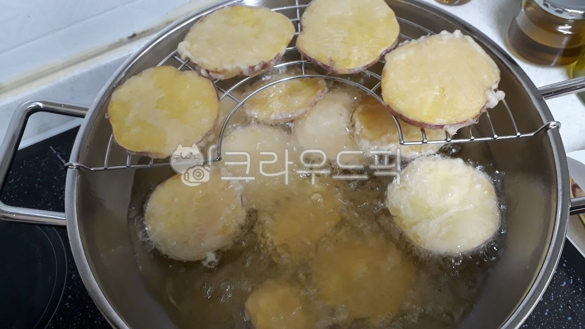sweet potato,snack,fried food,deepfried,recipe,stainless steel pan,Sweet Potato Fries,vegetable,oil,flour,frying,friedfood,crunchy,cooking,frying pan,slicing,homemade,topview,stainlesspan,strainer,homecook,sweetpotato,fried,food,fryingpan,filter,sliced,Oi