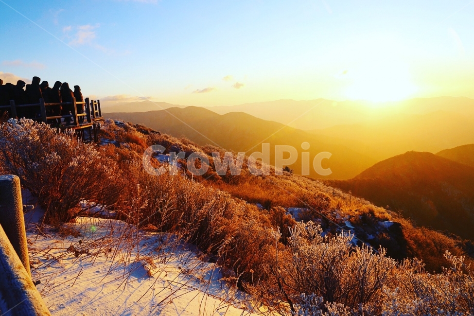 지리산,노고단,일출,새해,무술년,2018,겨울산,황금빛,겨울,계절,winter,season,자연,풍경,nature,landscape,한국자연풍경,한국자연경관,korea nature landscape,사람들,대중,군중,other people,crowd,outdoors,옥외