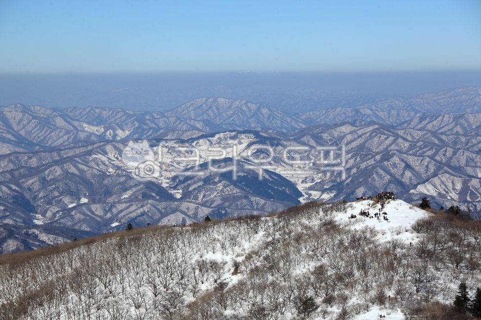 mountainrange,blue sky,winter,cold,scenery,mountain climbing,mountain,view,white,winter mountain,sunny,snowy,gangwondo,nature,tree,mountain range,white snow,panorama,outdoors,snow,background,landscape