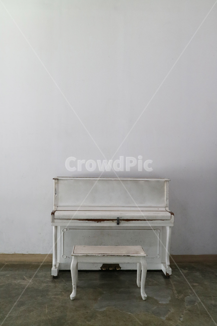 피아노,하얀피아노,배경,백그라운드,흰색,흰피아노,악기,연주,의자,벽,흰벽,하얀벽,배경이미지,빈티지사진,빈티지느낌,빈티지감성,vintage,인테리어,실내디자인,interior design,악기,음향기기,musical instrument,musical equipment