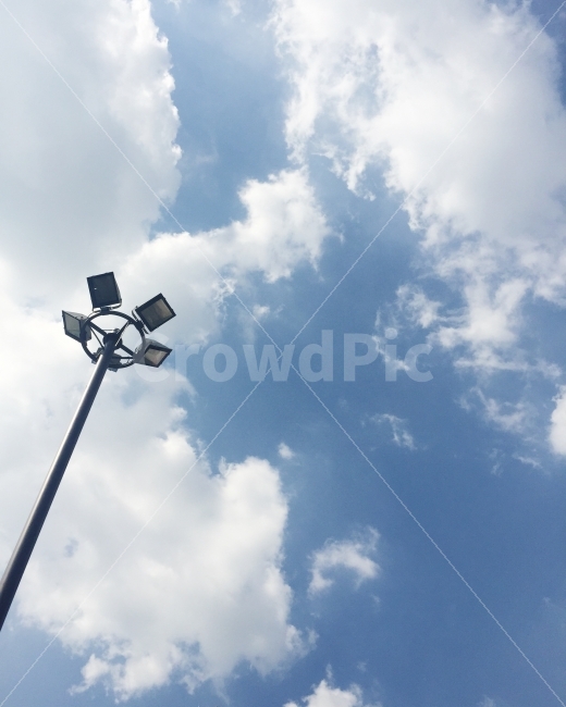 하늘,구름,조명,기구,조명기구,파랑,설치물,가로등,자연,풍경,nature,landscape,lamp post,램프 포스트