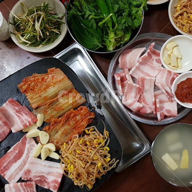 삼겹살,김치,한국,냉동삼겹살,파절이,상추,동치미,마늘,콩나물,불판,구이,돼지고기,밥상,지글지글,한국음식,food