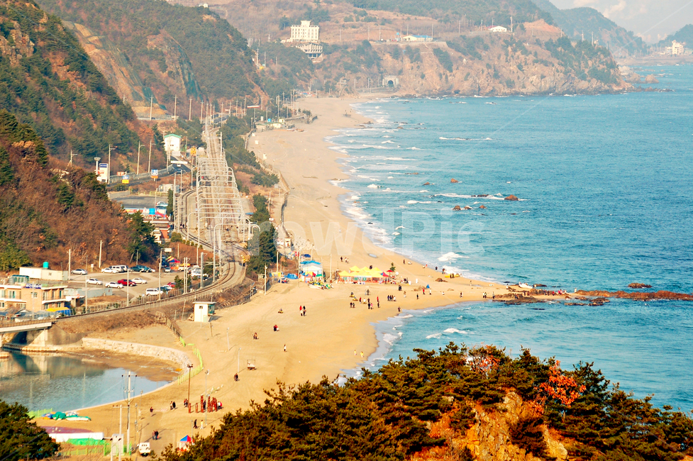 nature,자연,outdoors,옥외,landscape,경치,scenery,풍경,water,물,shoreline,해안선,sea,바다,ocean,대양,sands,people,모래사장,산,철도,mountain,rail,railroad,railway,korea,한국,해변,바다,beach,sea