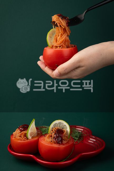 막국수,비빔국수,국수,면요리,요리,음식,식사,토마토,스튜디오,연출컷,포크,food,계란,방울토마토,야채,토핑,젓가락,그릇,연출