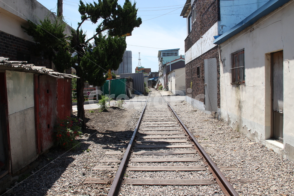경암철길,기찻길,기차,철로,군산,kyeongamrailroad,railroad,train,railway,gunsan,골목길,alley,교통,교통수단,traffic,transportation,train track,rail,레일,철도,road,도로,dirt road,흙길,gravel,자갈