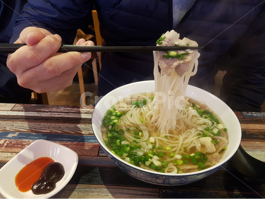 쌀국수,국수,국수요리,쌀국수사진,국수사진,쌀국수요리,베트남,베트남음식,베트남면,베트남요리,베트남요리사진,쌀국수면,면,면사진,면요리,면음식,국수음식,음식,음식사진,쌀국수음식,베트남음식사진,손,손사진,손가락,남자,남자손,남자손사진,젓가락,젓가락사진,젓가락디자인,검은색,검은색젓가락,맛있는요리,맛있음,따뜻함,따뜻한요리,따뜻한음식,건강,건강음식,시원함,고기,고기국수,고기사진,소스,붉은색소스,붉은색,빨간색,빨간소스,간장소스,갈색,갈색소스,칠리소스,쌀국수소스,베트남소스,고추,고추사진,고추음식,파란색고추,청양고추,청양고추사진,흰색,흰면,흰색면,그릇,그릇사진,쌀국수그릇,베트남그릇,그릇디자인,디자인,패턴,그릇패턴,식탁,식당,식당음식,식당요리,베트남식당,베트남음식점,음식점,젓가락질,젓가락질사진,손가락사진,헬스,웰빙,웰빙음식,웰빙요리,건강케어,케어,컨셉,컨셉사진,건강,헬스웨어,헬스케어,healthware,health care,음식,식재료,요리,food,cook,meal,dishes,food reserves,면류,면요리,noodles