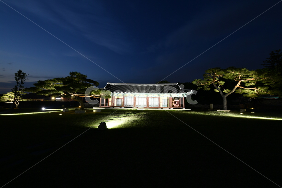 일몰,야경,조명,나무,잔디,야경,밤,풍경,nightscape,night,landscape,한국전통,한국문화,korean traditional,korean culture,건축물,건물외관,exterior,building,structure,architecture,construction