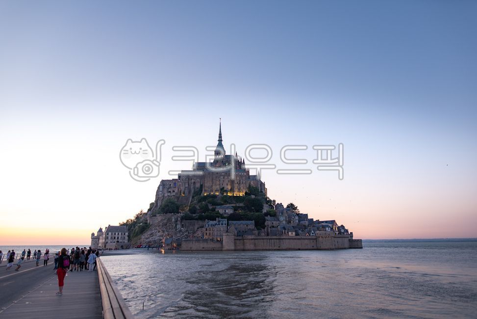 프랑스,몽생미셸,몽생미생,몽생미셀,맑은날,파리근교,architecture,건축물,building,건물,castle,성,노르망디,관광명소,유럽,중세,고성,섬,수도원,풍경,spire,첨탑,tower,탑,steeple,뾰족한탑