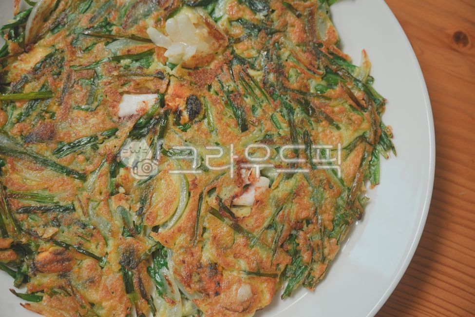 해물파전,파전,전,한국음식,전통음식,해산물,부침개,부침,집밥,한식,전요리,간식,안주,막걸리안주,한국요리,파,해물,바삭한전,요리,음식사진,식사,맛있는음식,향토음식,조리된음식,노릇노릇,상차림,전통요리,집에서만든음식,전통한식