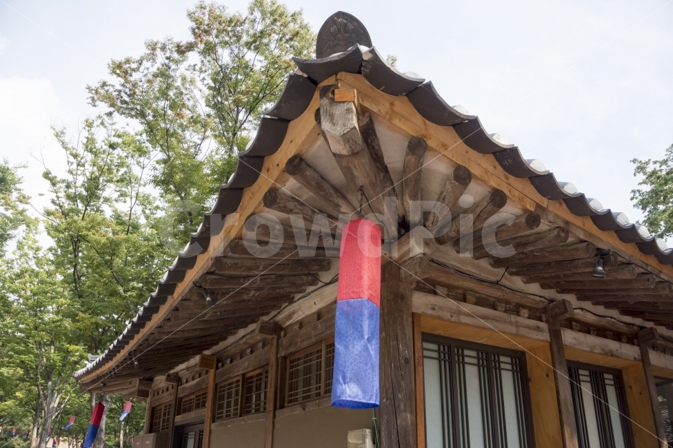 기와집,기와,초롱불,전통,집,옛날,아시아,태극,빨강,파랑,모서리,국가,황혼,저녁,잔디지붕,녹색,한국,풍경,여름,태양,일몰,기와지붕,나무,유네스코,마을,세계문화유산,세계유산,반짝임,빛,광선,배경,램프,흰색,장식,휴일,축하,조명,밤,블루,벡터,밝은,추상,공,레드,불꽃,인테리어,스타,건축물,건물외관,exterior,building,structure,architecture,construction,한국전통,한국문화,korean traditional,korean culture