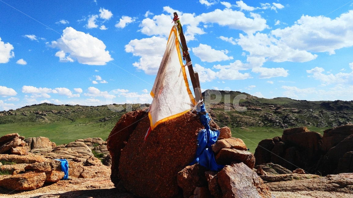 nature,자연,landscape,scenery,풍경,경치,outdoor,옥외,sky,하늘,구름,cloud,암석,rock,맑은,푸른,청명한,깨끗한,날씨,깃발,flag,천,바람,wind,breeze,몽골,mongolia,몽골자연,몽골풍경,배경화면,풍경화면,환경,environment,산,mountain,시원한