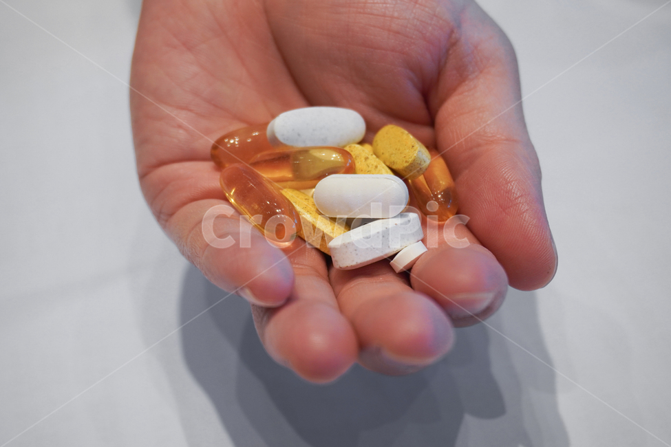 human,인간,사람,손가락,finger,손,약,알약,영양제,건강관리,건강,pill,healthcare,의료,medical,의학,질병,병원,의료,의학,병원,medical,hospital,clinic