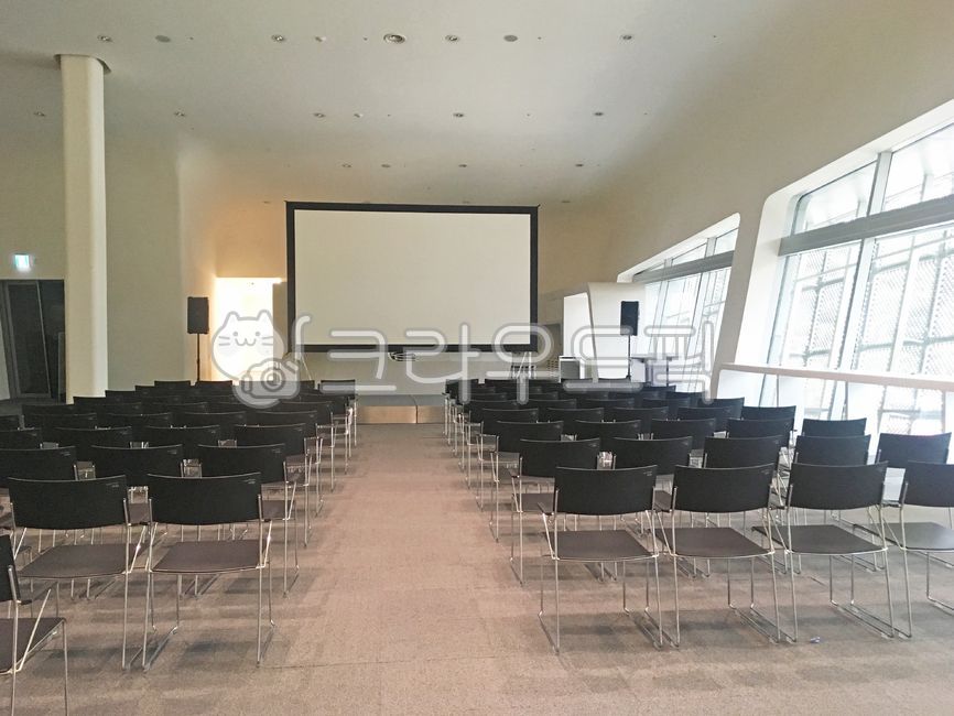 chair,seminar,lecture hall,screen,lecture room,classroom,room,empty,presentation,lecture,empty lecture room,class