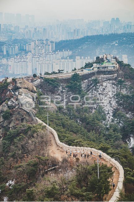 인왕산,인왕산정상,서울전경,서울풍경,서울시풍경,흐린날,미세먼지,서울미세먼지,종로구,서대문구,등산,인왕산등반,등반,산악,산악회,햇살,설산,눈덮인산,종로,mountain,tracking,hiking,climbing,hike,climb,성곽,성곽길,castle,fortress,stronghold,fortresstrail