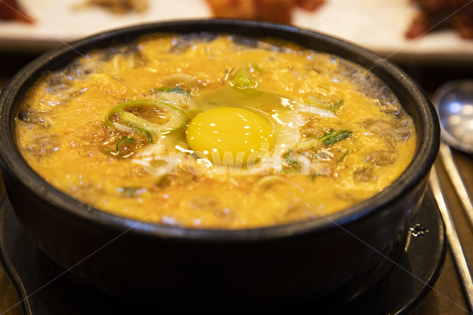 노란,계란,뚝배기,끓는,음식,한식,한국음식,한국전통,전통음식,전통,콩나물,국물,그릇,요리,한국,식당,식사,맛있는,해장국,식탁,생활,음식,식재료,요리,food,cook,meal,dishes,food reserves
