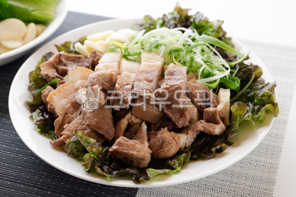 돼지,돼지고기,앞다리,수육,보쌈,돼지수육,돼지보쌈,육류,고기,야채,상추,음식,요리,식재료,맛있는,식사,한국음식,food,cook,meal,delicious,접시,그릇,plate,bowl